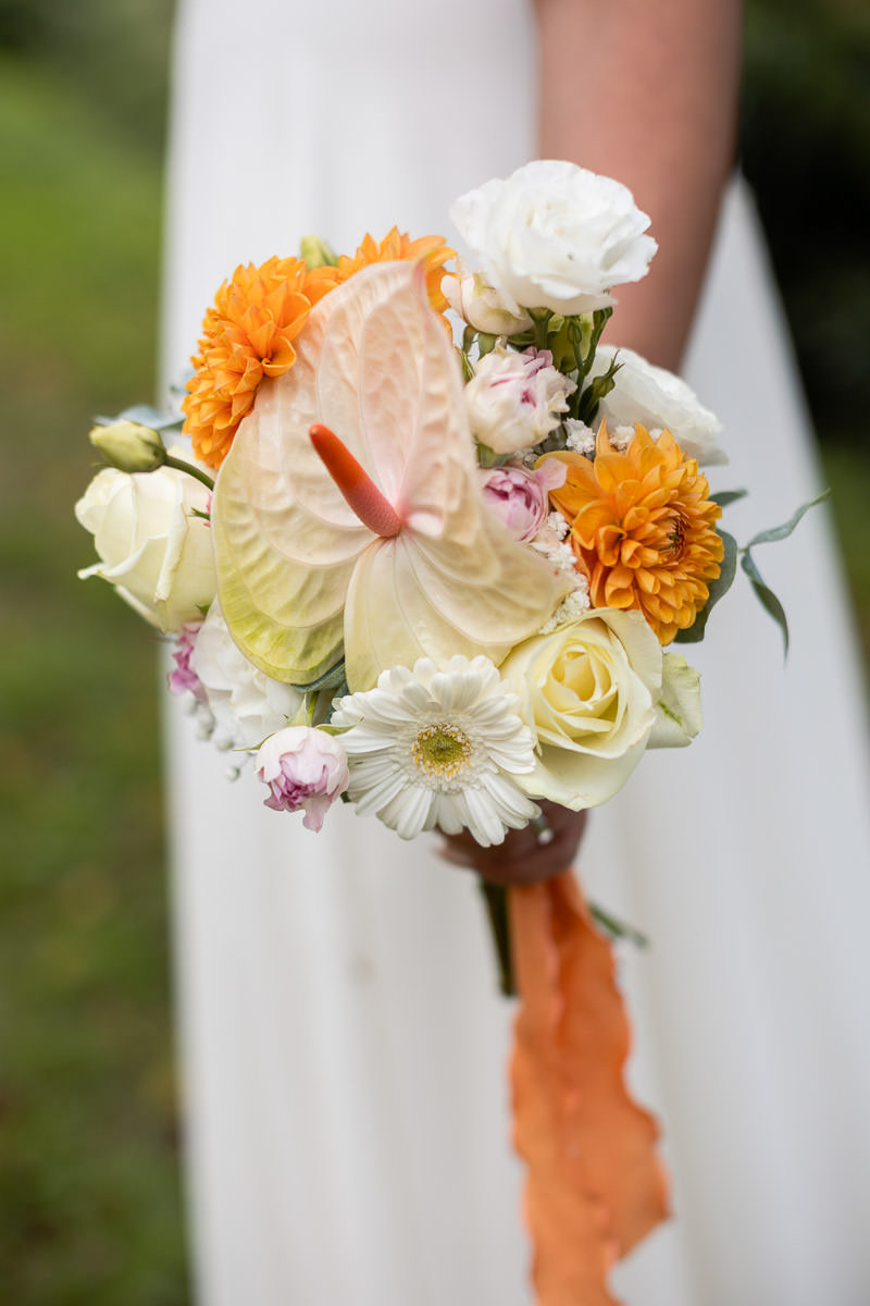 bouquet de mariée bridgerton dans les tons orange et jaune